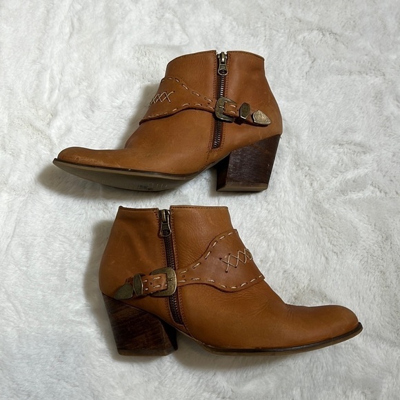 Stivali short brown leather heeled boot with buckle size 40= 9/9.5 western style
